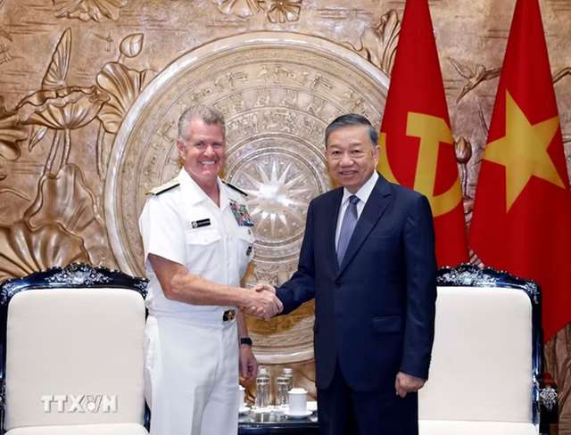 越南國家主席​​兼總書記蘇林(左)與美國太平洋司令部司令帕帕羅海軍上將(左)。(en.baochinhphu.vn)