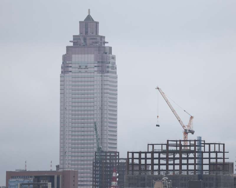 目前全台約13.7萬戶預售建案待售，平均需近3.8年消化。圖為台北市區一處施工中建案。 資料照片。
