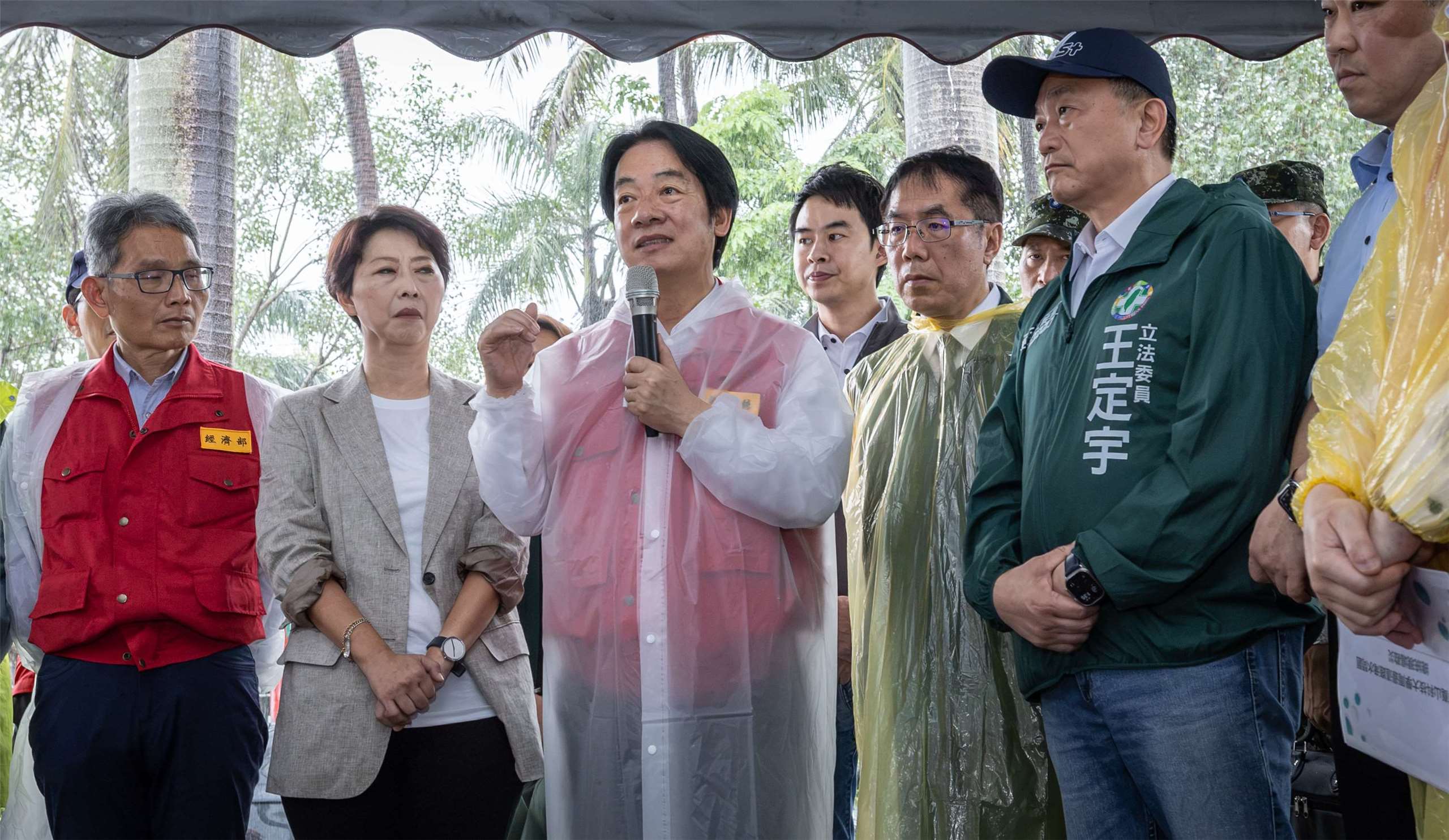 賴清德總統25日赴台南視察崑山科技大學周邊道路淹水問題。 (圖:總統府)