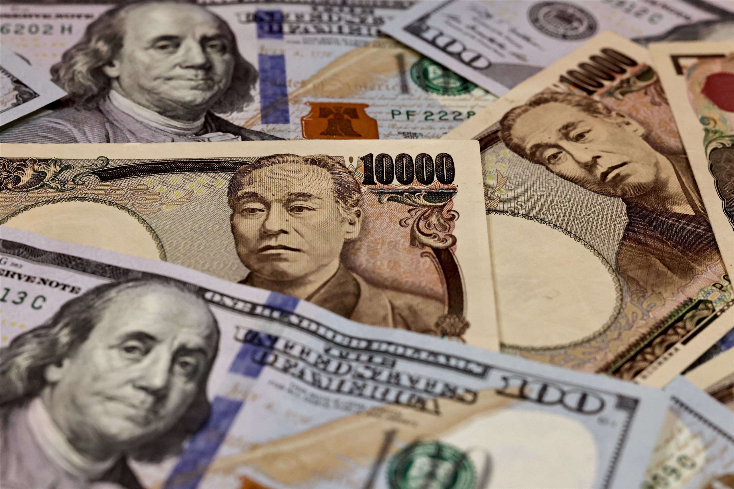 在美國出手幫助日本提振日圓走勢之後，傳出日本政府希望強化干預效果，支持日銀加快升息腳步。(AFP/示意圖)