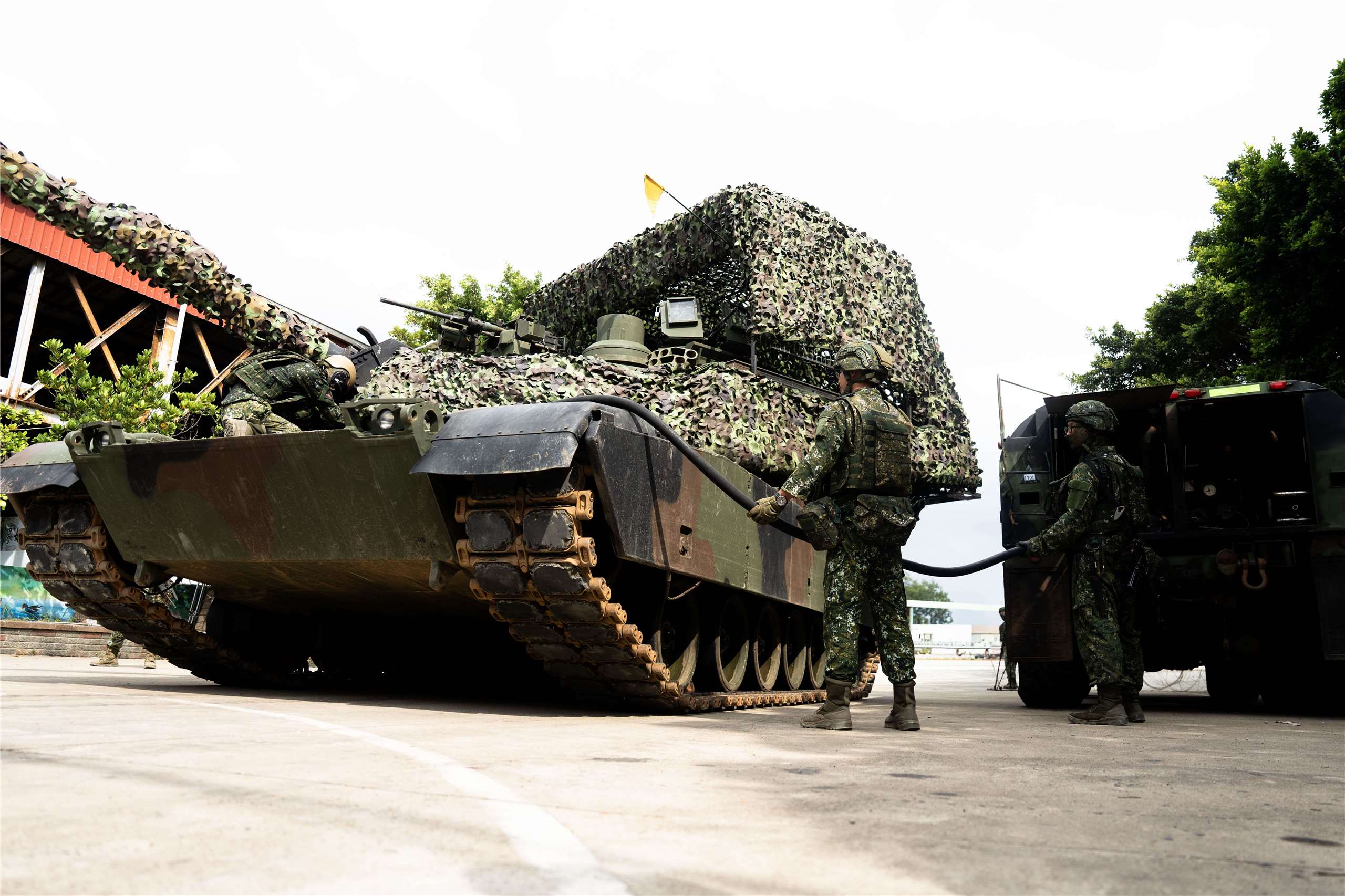 陸軍584旅10日下午於桃園蘆竹進行M1A2T戰車「油料整補」演練，這也是M1A2T成軍後，首次對外公開野戰補給情形。(楊仁翔 攝)