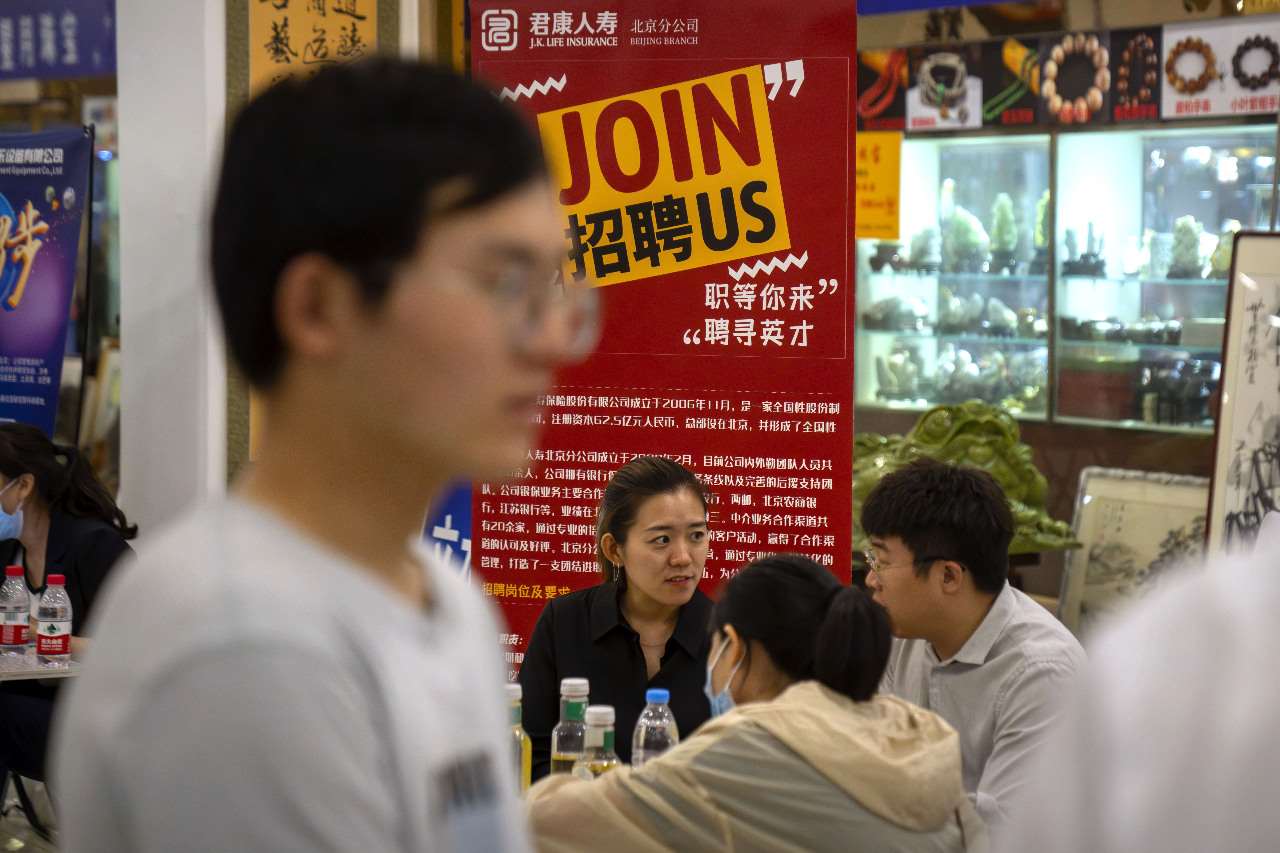 中國職場內捲嚴重、競爭激烈，青年要找到一份適當的工作不容易。示意圖。