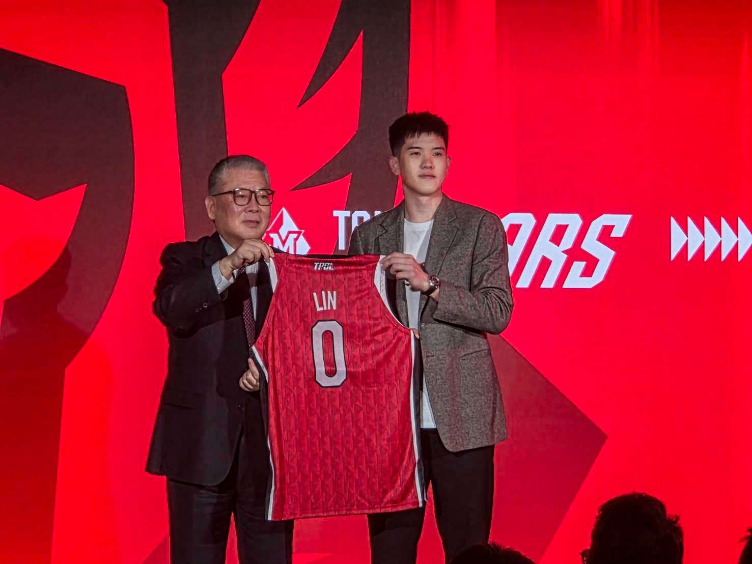 林庭謙加盟TPBL職籃台北台新戰神隊，背號0號，象徵從零出發，全力為球隊拿下總冠軍。(江昭倫 攝)