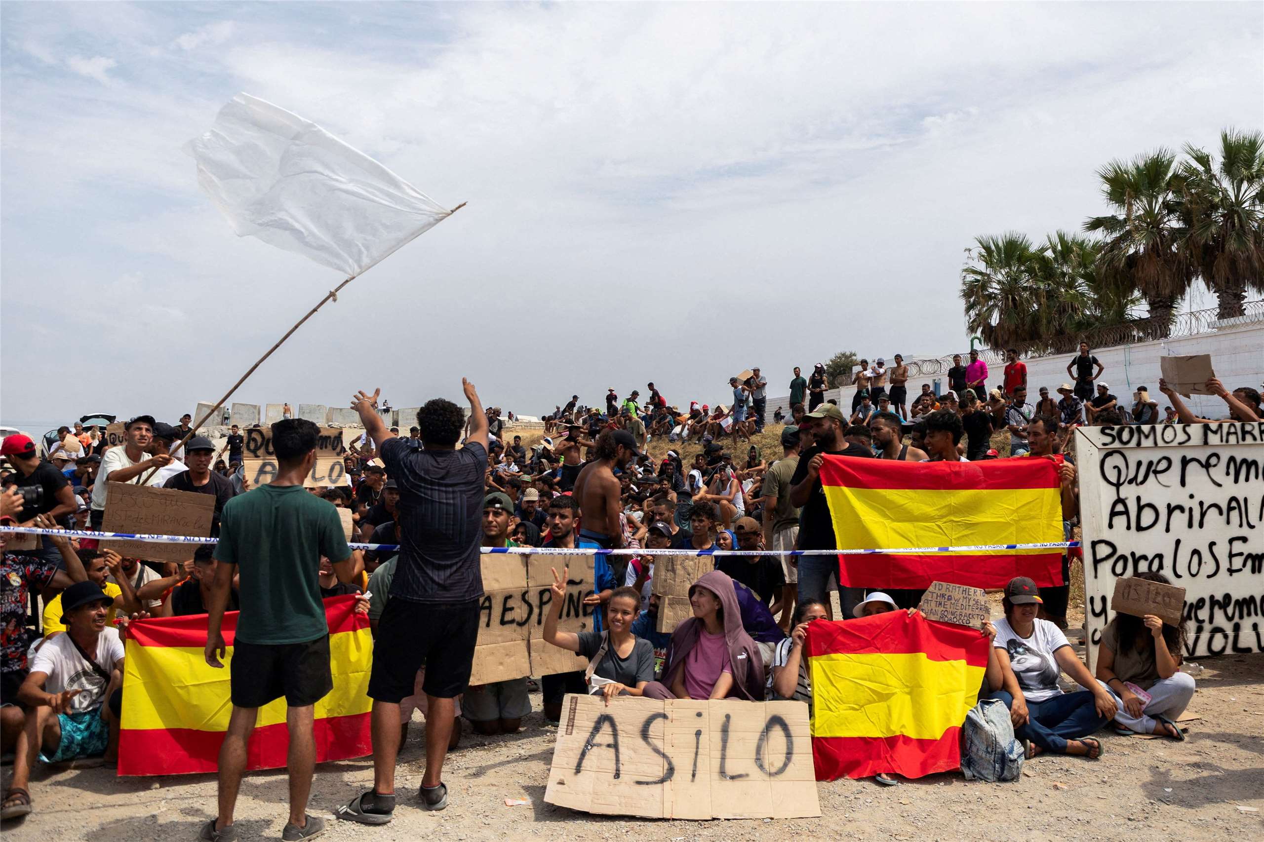 近期進入西班牙位於北非飛地休達(Ceuta)的數百名移民，16日在一處知名的市區海灘發起抗議，要求西班牙當局給予庇護。