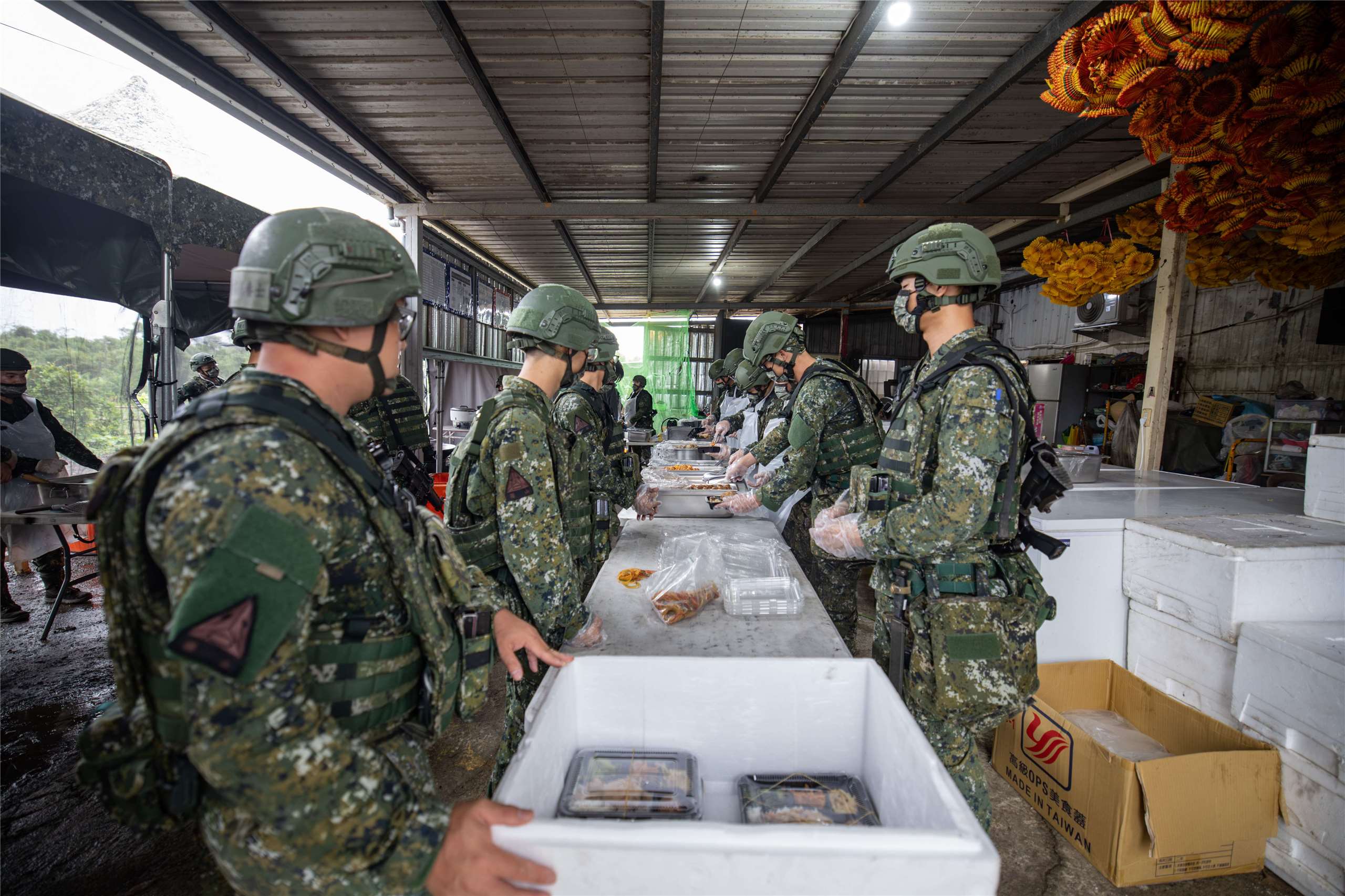 根據軍聞社報導，國軍第五作戰區今天(10日)開設野戰伙房，藉由熱食分送作業，有效維護官兵持續戰鬥力。（軍聞社提供）