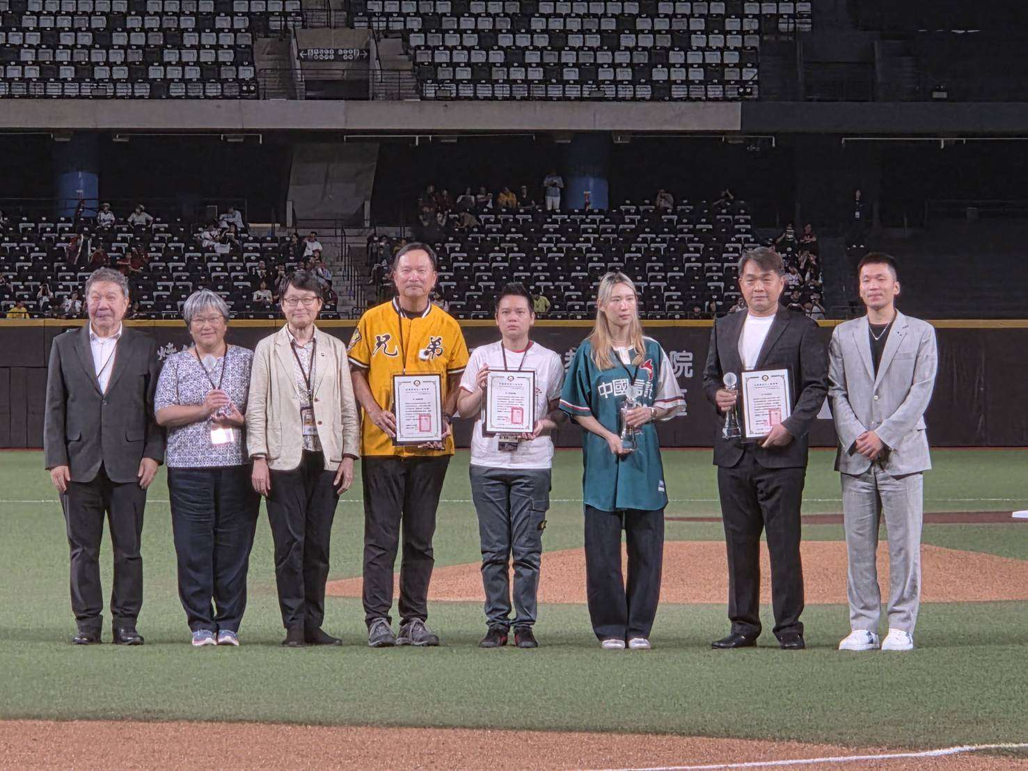 台灣棒球名人堂第12屆入堂頒證典禮26日晚間在台北大巨蛋登場，運動部長李洋(右一)為新科名人頒證，「恰恰」彭政閔(右二)親自出席受證，已故教頭李來發與「台灣體大棒球之父」林國輝則由家屬代表領證。(江昭倫 攝)