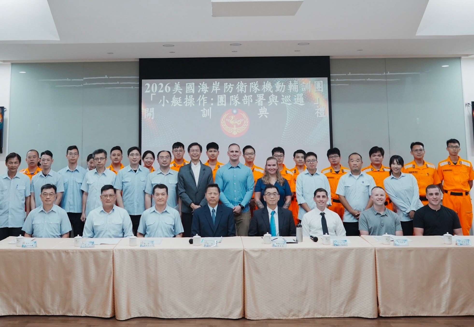 美國海岸防衛隊(USCG)機動輔訓團(MTT)來台辦理「小艇操作：團隊部署與巡邏」訓練，盼藉此提升我海巡海上執法及勤務應處能力。(海巡署提供)