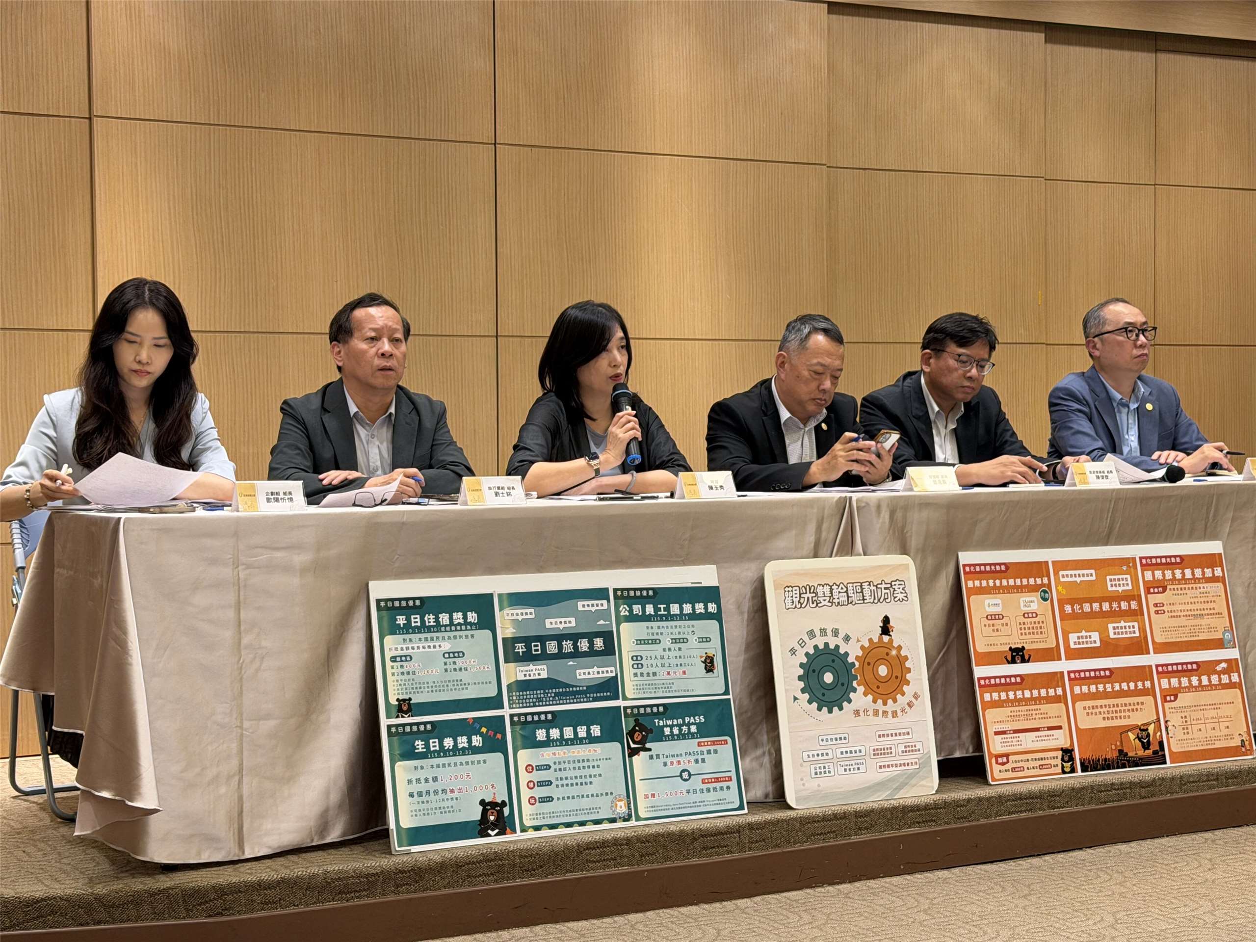 觀光署長陳玉秀25日率領各組組長解析日前斥資新台幣33.3億元推出的「觀光雙輪驅動方案」。(吳琍君攝)