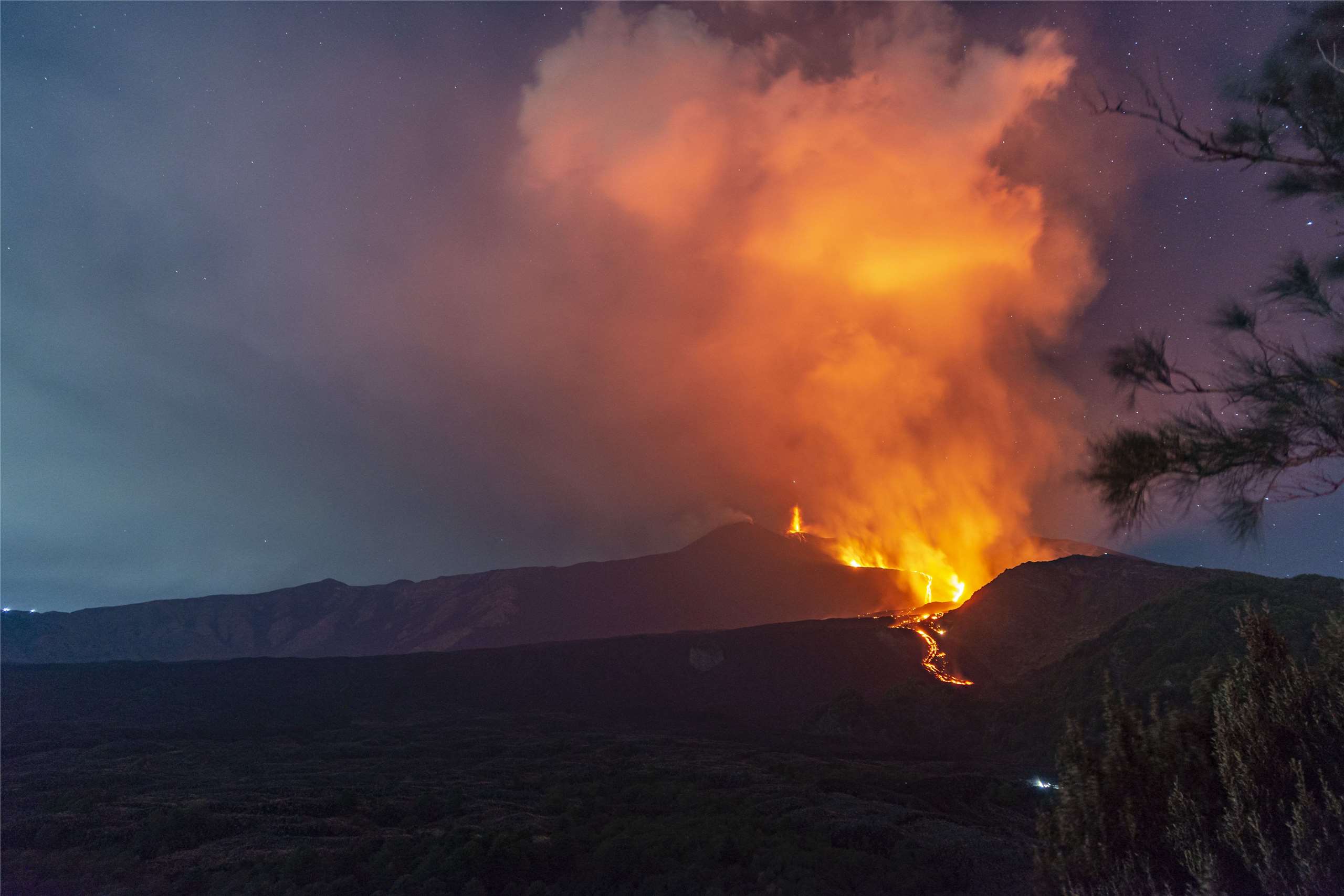 義大利埃特納火山(Mount Etna)是歐洲最高且最活躍的火山，經常擾亂卡塔尼亞機場的運作。