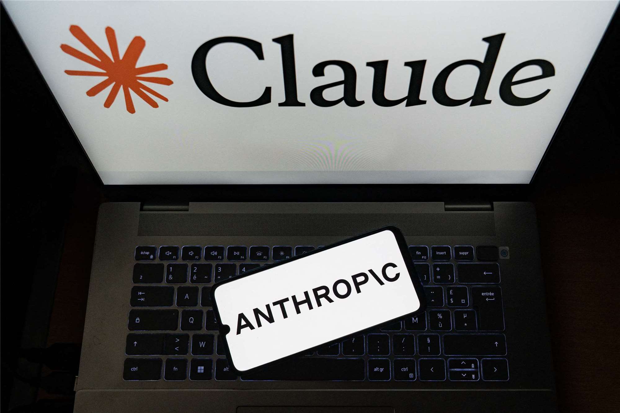 美國AI公司Anthropic 8月2日起，在其Claude大型語言模型及聊天機器人產生的文字中，嵌入肉眼無法察覺的浮水印，以符合歐盟即將實施的新版AI透明度規範。