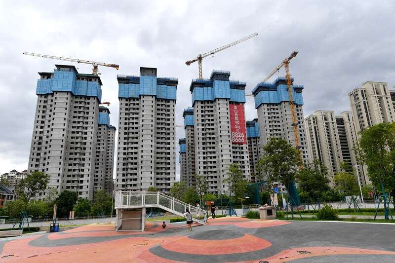 中國今年1至7月國有土地使用權出讓收入年減30.8%，主因房地產市場低迷導致土地需求驟降。圖為福建省福州市正在興建的一處建案。