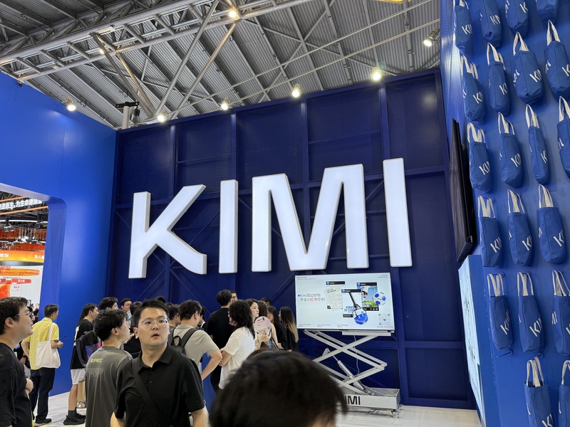 中國國產大模型公司「月之暗面」推出全新的大模型Kimi K3，擁有2.8兆參數，支持100萬token的上下文長度，成為全球參數最大的開源模型。