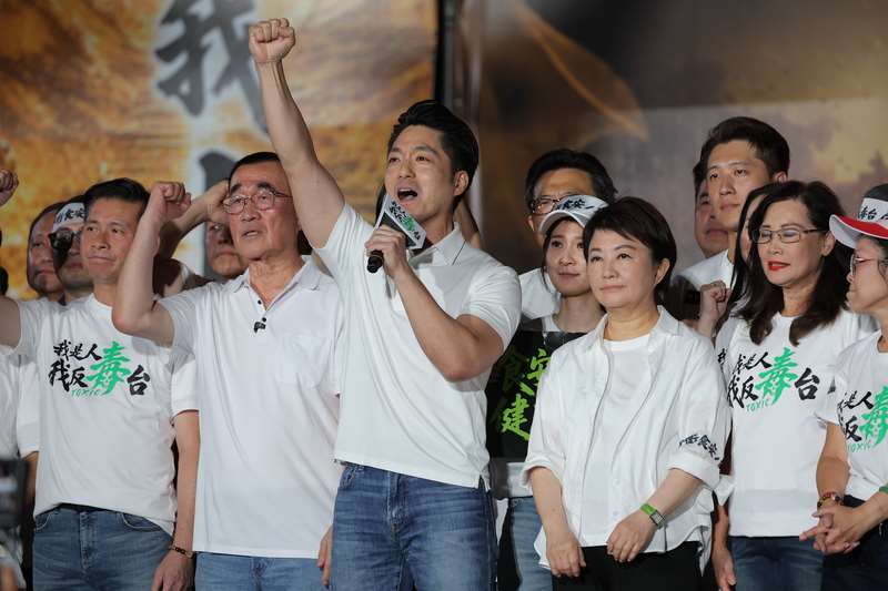 PD
國民黨「反毒台」集會　蔣萬安出席
國民黨「我是人，我反毒台」集會25日在凱道登場，
台北市長蔣萬安（持麥克風者）出席，怒批政府在油
品案的種種作為，並高呼自己「已經受不了了」。前
右3為台中市長盧秀燕。
中央社記者翁睿坤攝　115年7月25日