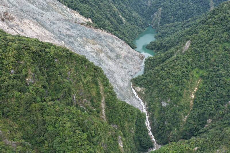 行政院會6日通過災防法修正草案，納入海嘯、堰塞湖等災害，並要求公務機關設置「災防長」及專責人員。圖為萬里溪堰塞湖。(資料照/林保署提供)