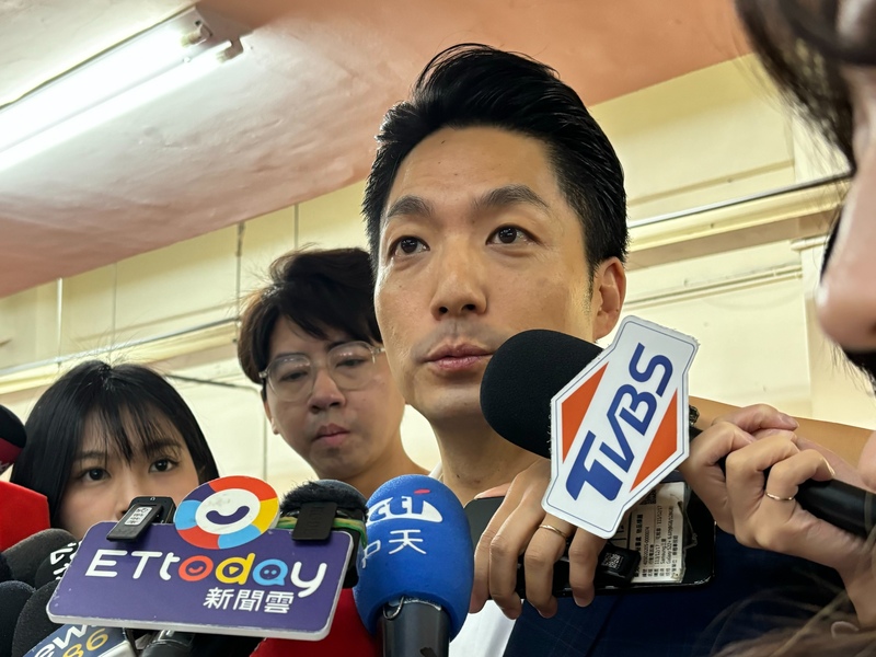 蔣萬安(前)上午主持台北市政府白海豚颱風整備會議前表示，據氣象團隊提供數據，7日下半天可能發布海上颱風警報，北市府將密切關注，料敵從寬、禦敵從嚴，召集各局處提前做好整備工作。
