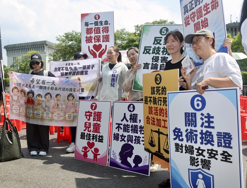 中華人權協會、中華民國生命權平等協會等民團1日到凱達格蘭大道舉辦集會活動，訴求拒絕毒酒駕、爭
取司法正義，改革警察權益與司法制度等，與會者高舉標語表達立場。