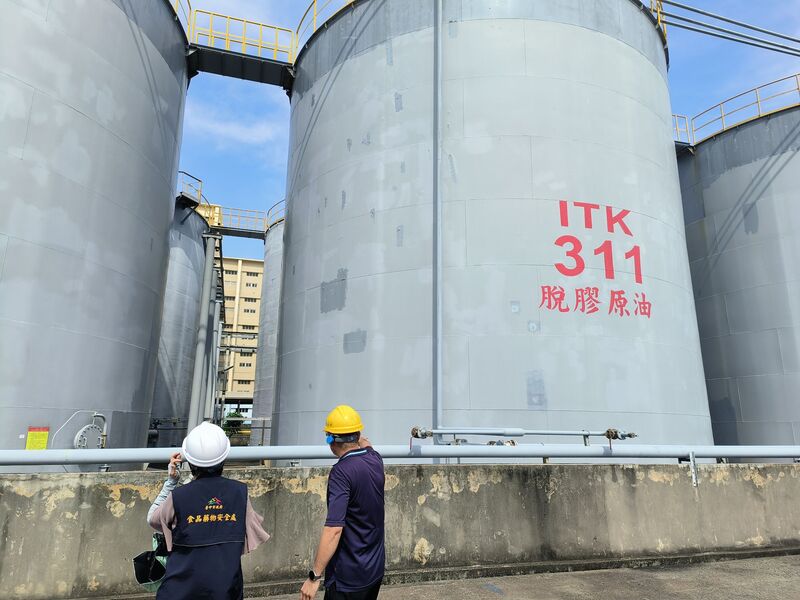 台糖5月向中聯採購，311號油槽原料油因檢驗不合格，台糖當場拒收。中聯及福懋得知原料油品有危害衛生安全之虞後，均未即時向台中市政府通報，中市府3日各裁處法定最高額新台幣300萬元罰鍰。（市府提供）