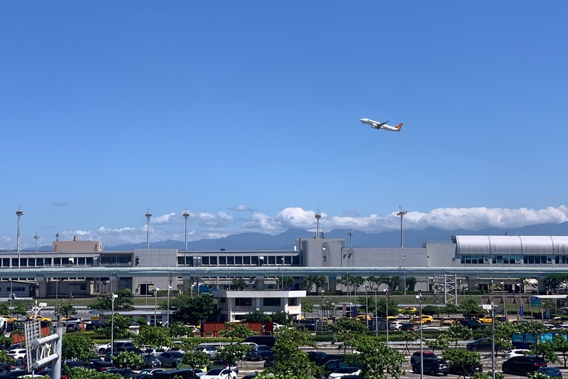 桃園國際機場股份有限公司表示，4日上午8時23分機場無人機偵測系統於禁止活動範圍發現無人機訊號，立即啟動應變機制，暫停南、北跑道起降作業，暫停起降約10分鐘。