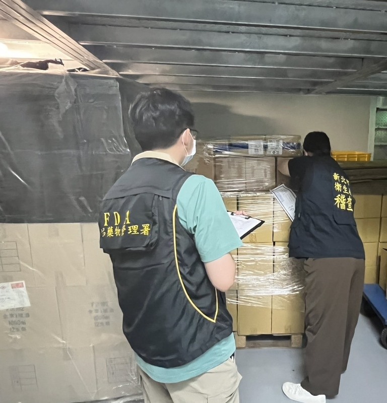 食藥署4日公布，目前共5家製油廠涉及出廠產品發生致癌物苯駢芘超標情形，包括連淨(新北市)、源春(嘉義縣)、農七十(新北市)、德昌(台南市)、源發(嘉義市)。圖為相關單位人員稽查封存情形。(食藥署提供)