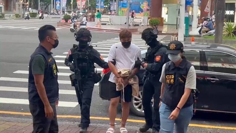 屏東縣枋寮鄉京沅鎢鈷資源公司黃姓董事長日前於家中遭殺害，警方4日在中部逮捕涉案的林姓離職員工（中），押解回警局調查以進一步釐清案情。
