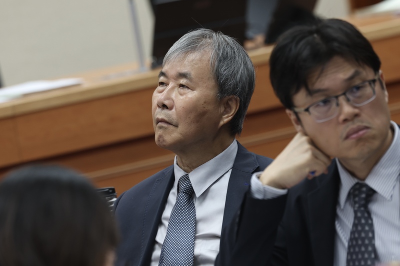 立法院教育及文化委員會5日上午審查大學法部分條文修正草案，教育部長鄭英耀（左）列席。