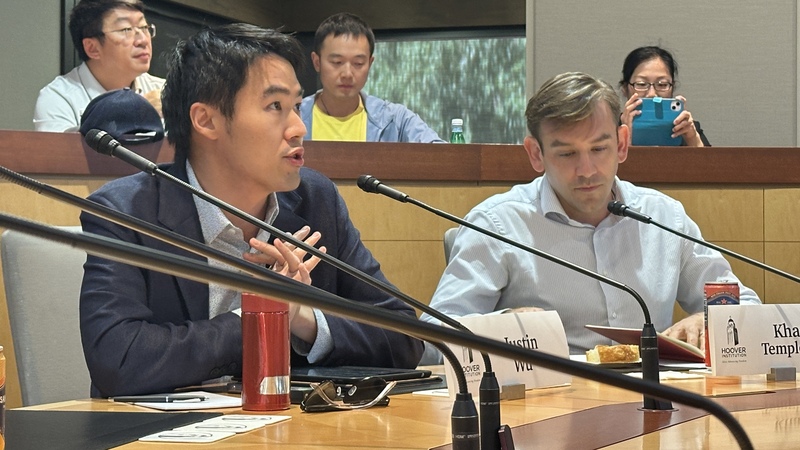 研究保釣運動的歷史學者伍卓駿（左）4日講述保釣運動參與者政治認同的轉變。