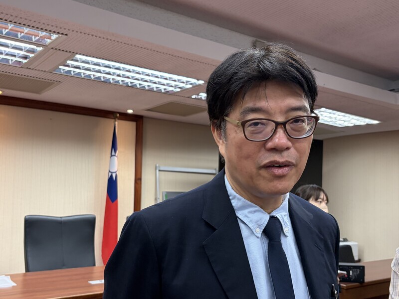 陸委會主委邱垂正5日在立法院內政委員會會議結束後受訪。(中央社)