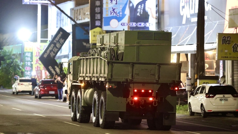 漢光42號演習5日起一連實施10天9夜，首日晚間空軍防空部隊機動部署演訓啟動，包含愛國者飛彈車與相關搶修、設備車共10多輛現蹤高雄仁武區鳳仁路。
