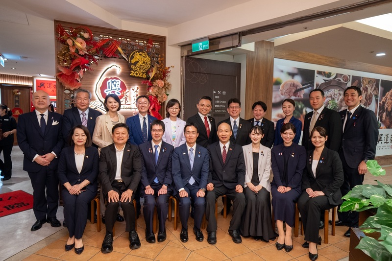 立法院長韓國瑜（前右4）5日款宴「日本自民黨青年局」海外研修團一行，分享個人從政經驗，並以「圓形」與「正方形」比喻「待人要圓、做事要方」的處世方箴。
（立法院提供）