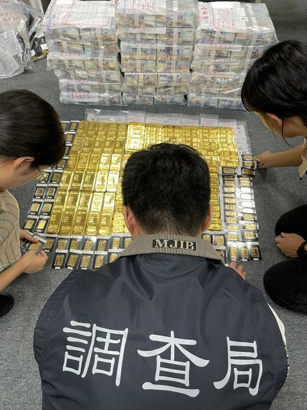 調查局6日表示，北機站偵破陳姓律師等人藉採購BNT新冠疫苗，詐騙慈濟基金會新台幣10億餘元，台中地檢署起訴，4月起搜索查扣現金、黃金等。（調查局提供）