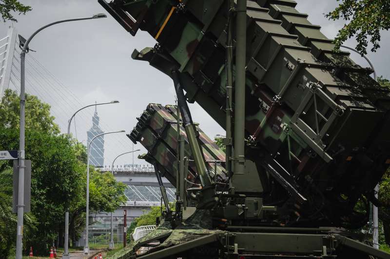 華郵報導，中東戰事消耗美軍大量軍備，引發印太盟友擔憂。隨中國持續擴大軍事施壓，台灣愛國者飛彈交付恐嚴重延遲。圖為月初的漢光演習期間，空軍愛國者飛彈車組進駐新北戰術位置。