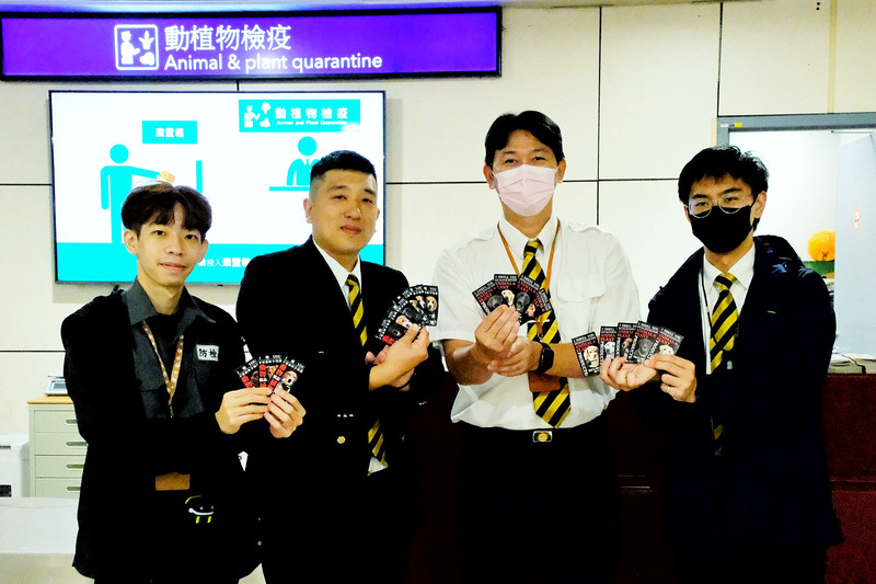 農業部動植物防疫檢疫署桃園分署桃園機場檢疫站站長吳思宏（左2）表示，防檢署桃園分署將檢疫犬宣導海報設計為檢疫犬名片小貼紙，歷經2代試印後，近日正式推出第3代，印製18款。