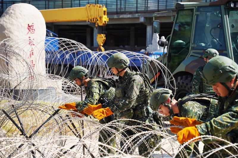 國軍漢光42號實兵演習一連實施10天9夜，馬祖防衛指揮部6日實施重要港口防衛演練，由工兵部隊結合
民間物力，運用蛇腹型鐵絲網等阻材，建構多層次阻絕設施。（馬祖防衛指揮部提供）