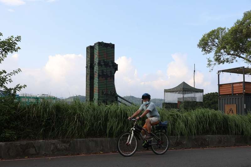 PD
天弓飛彈發射車部署北市河濱公園
國軍漢光42號實兵演習一連10天9夜實施，演習階段
為備戰部署、戰力防護及保存、聯合反登陸、縱深防
禦及持久作戰。民眾6日於北市河濱公園騎乘腳踏
車，經過一輛部署的天弓飛彈發射車。
中央社記者趙世勳攝　115年8月6日