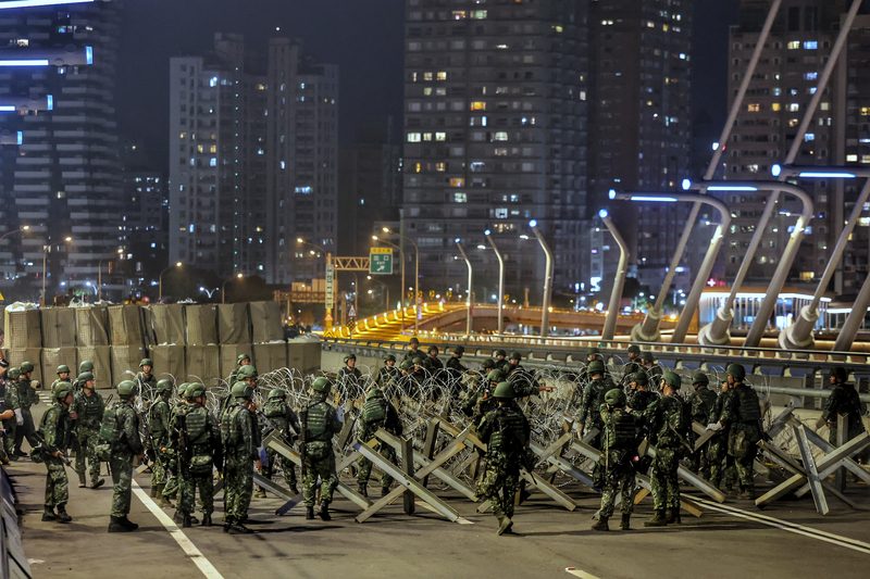 國軍漢光42號實兵演習一連10天9夜實施，6日晚間在新北淡江大橋實施阻絕演練，並由工兵群負責相關架設演練。