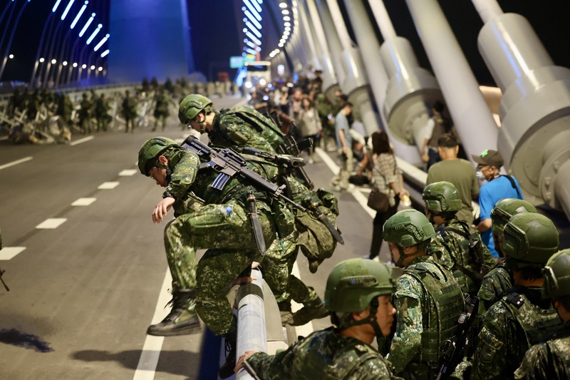 PD
漢光演習　淡江大橋首度封橋阻絕演練（2）
漢光42號實兵演習第2天，北部地區重點為淡江大橋
首度封橋阻絕演練，6日晚間工兵翻越圍欄進行演
習，由於人行及自行車道開放通行，吸引不少民眾駐
足圍觀。
中央社記者王飛華攝　115年8月7日