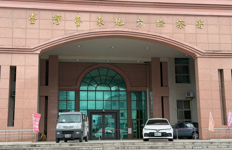 台東縣政府農業處長許家豪、前科長蔡明翰辦理農路拓寬涉圖利，台東地方法院2度裁定交保，台東地檢署7日指出，將再提抗告。圖為台東地檢署外觀。