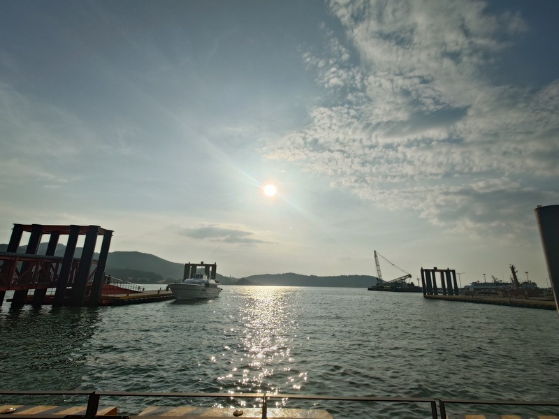 交通部航港局今天(7日)表示，颱風白海豚影響明天(8日)10航線，計43航次停航。圖為南竿福澳港。