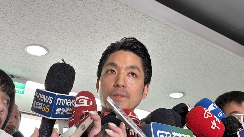 台北市長蔣萬安8日上午主持台北市政府白海豚颱風第1次工作會報前聯訪表示，颱風白海豚暴風圈逐漸減小、趨緩，但外圍環流影響，明天北市山區可能會有豪、大雨及強陣風，不能掉以輕心，北市府還是料敵從寬、禦敵從嚴。