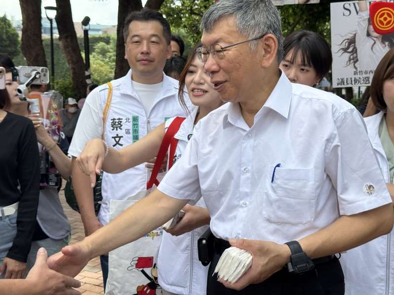 距離2026年地方大選倒數100天，民眾黨創黨主席柯文哲（前）8月8日陪同黨籍新竹市議員參選人到新竹中央市場掃街拜票。資料照片。