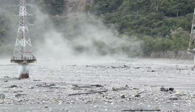受到颱風白海豚外圍環流沉降影響，台東9日上午吹起焚風，卑南溪河床出現風飛沙情形。（民眾提供）