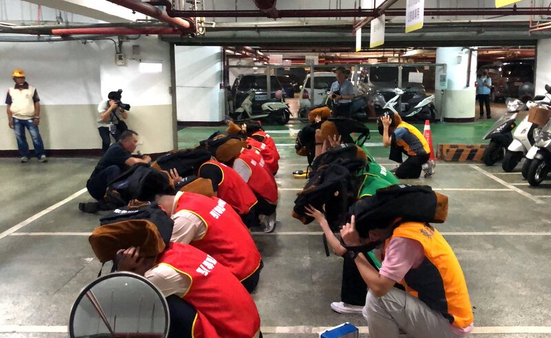 國防安全研究院民調指出，有逾七成的民眾在平時願意接受民防訓練。圖為民眾在城鎮韌性演習時於地下室進行就地掩護。
