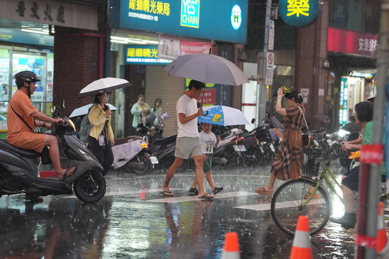 氣象署表示，未來一週偏西南風，12、13日南部仍整天斷斷續續有雨，午後大台北山區防大雨。台北市中山區11日傍晚下起大雨，民眾撐傘遮雨。