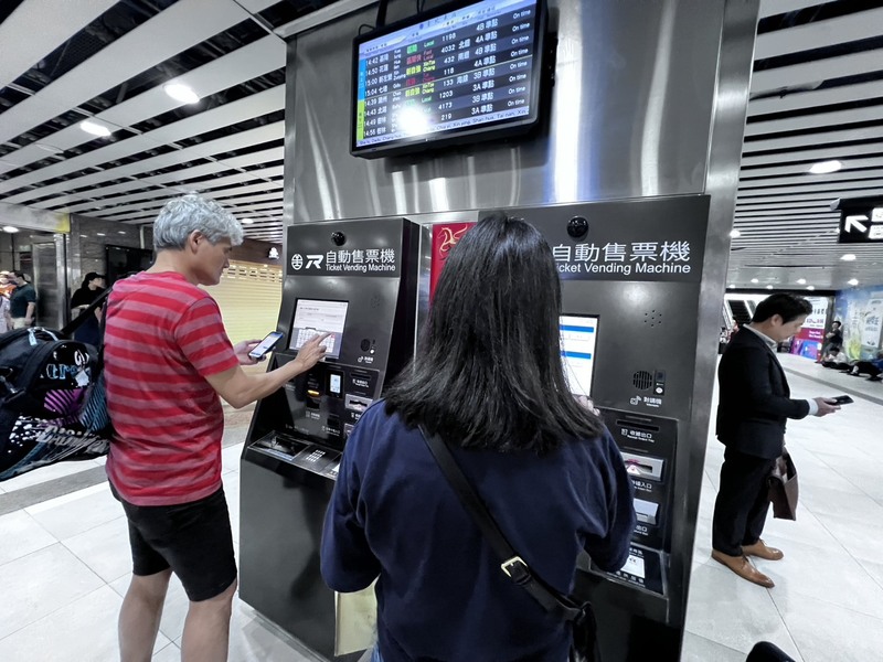 LG
城鎮韌性演習登場　旅客北車售票機前訂票
2026城鎮韌性（防空）演習北部場次13日下午登場，
首度納入行動網路降速演練，台北車站有民眾靜待演
練結束，也有旅客現場透過車站自動售票機訂票。
中央社記者黃巧雯攝　115年8月13日