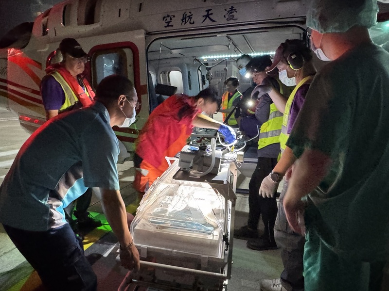 澎湖1名出生僅2小時的新生兒，13日深夜緊急後送至高雄榮民總醫院爭取後續專業醫療照護，創下後送醫療年齡最小的紀錄。（凌天航空提供）(圖:中央社)