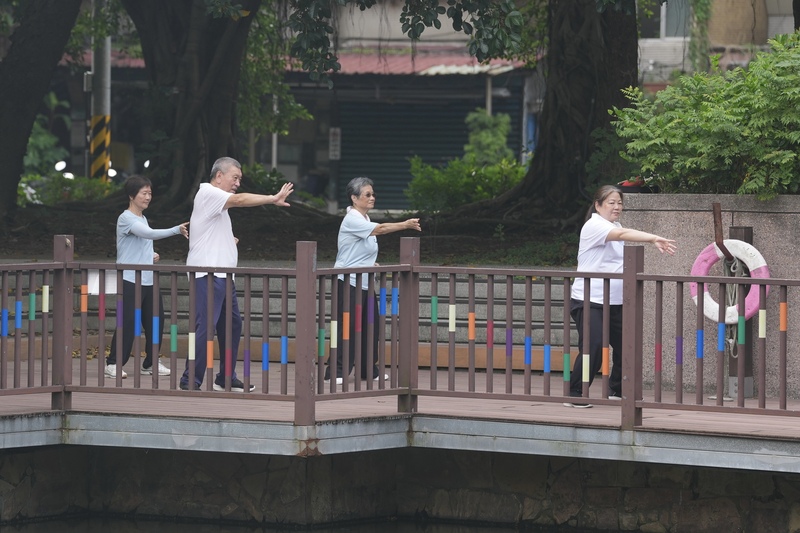 天氣炎熱高溫，民眾一早在台北天母運動公園做運動。資料照片。