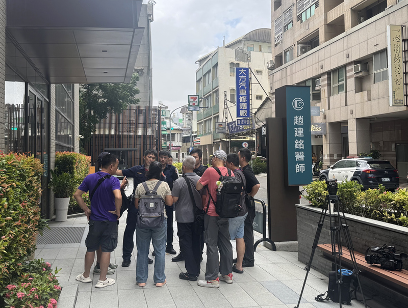 LG
媒體群集台南趙建銘診所　驚動警方關切
前總統陳水扁女兒陳幸妤離婚事件延燒，媒體14日下
午群集陳幸妤前夫趙建銘位於台南市中西區的骨科診
所外，驚動警察到場關切。
中央社記者張榮祥台南攝　115年8月14日