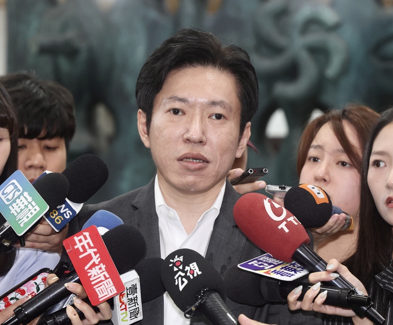 民眾黨團譴責卓揆不副署逕付二讀，行政院祕書長張惇涵(圖)對此表示，朝野必須遵守憲法跟法律。資料照片。