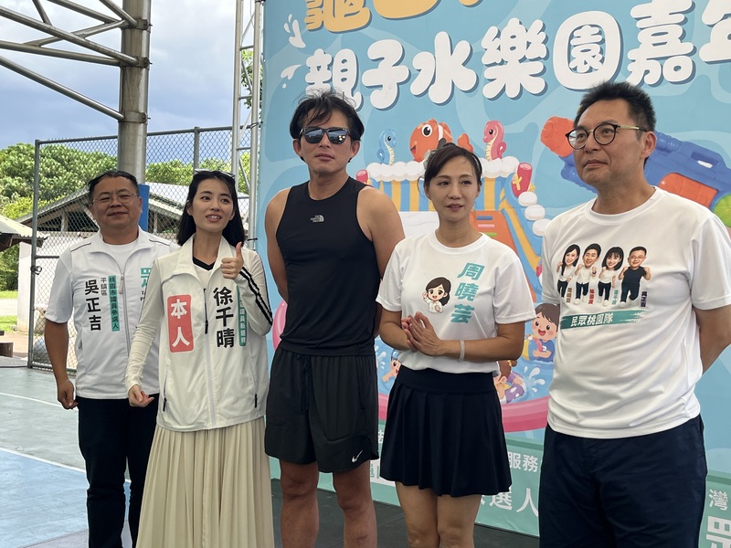 台灣民眾黨主席黃國昌（中）15日在桃園市龜山區出席「涼快一夏—龜山親子水樂園」活動，接受媒體聯訪回應時事議題。