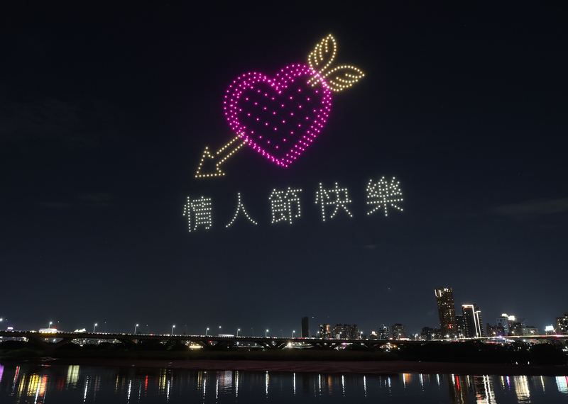 LG
大稻埕夏日節壓軸場無人機展演　祝賀七夕情人節
2026大稻埕夏日節15日晚間舉行壓軸場無人機燈光秀
及主題煙火秀，適逢七夕情人節將至，無人機也特別
排列出愛心與祝福字句。
中央社記者趙世勳攝　115年8月15日